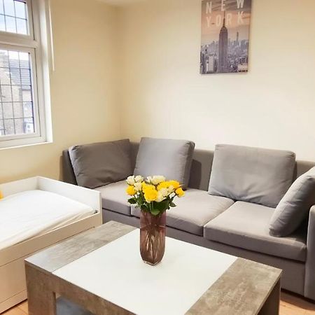 Апартаменты First Floor Flat 1 Northwood Лондон Экстерьер фото