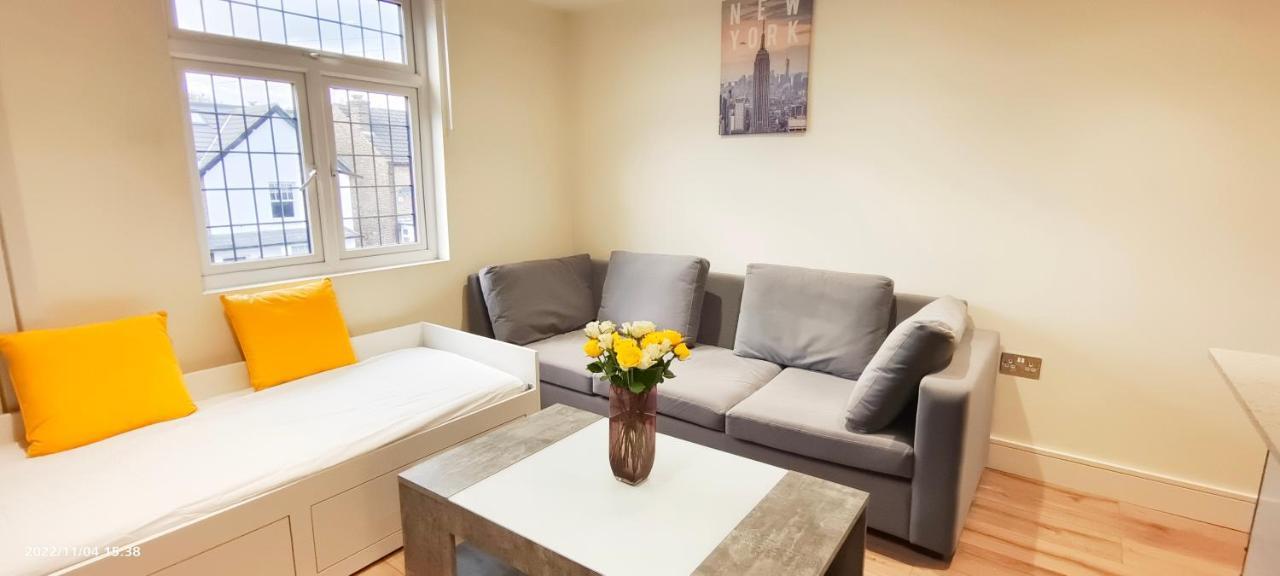 Апартаменты First Floor Flat 1 Northwood Лондон Экстерьер фото