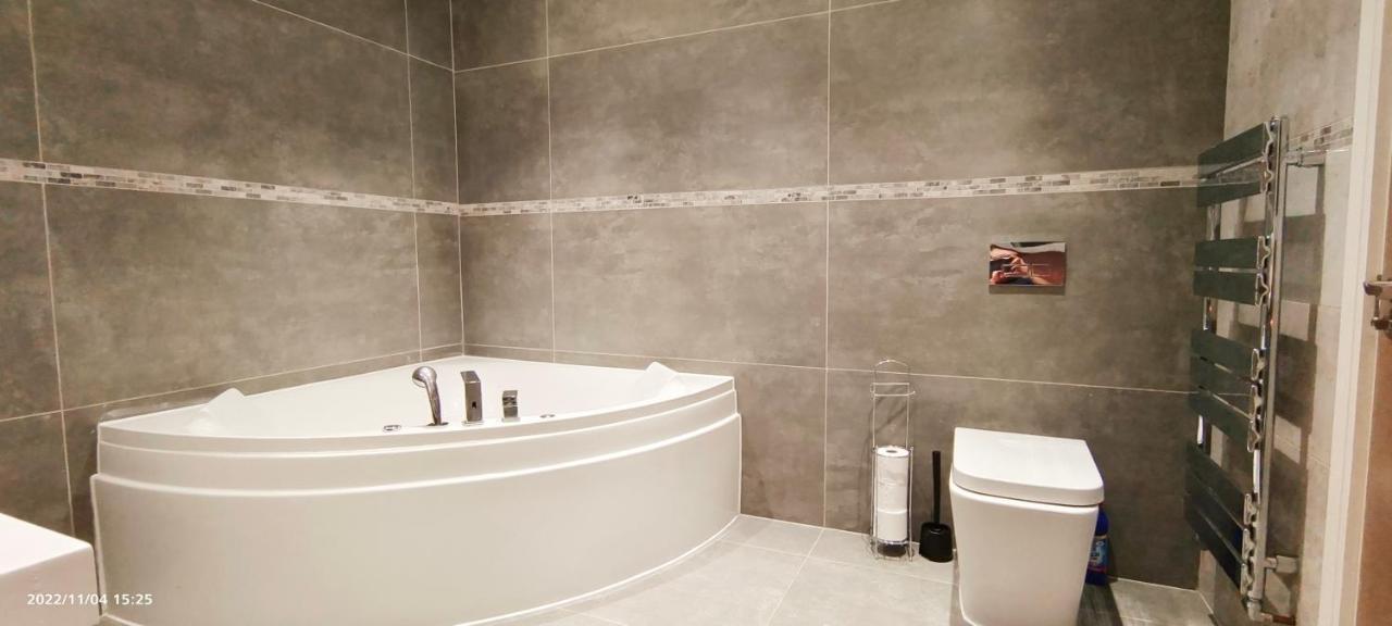 Апартаменты First Floor Flat 1 Northwood Лондон Экстерьер фото