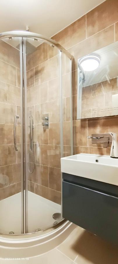 Апартаменты First Floor Flat 1 Northwood Лондон Экстерьер фото